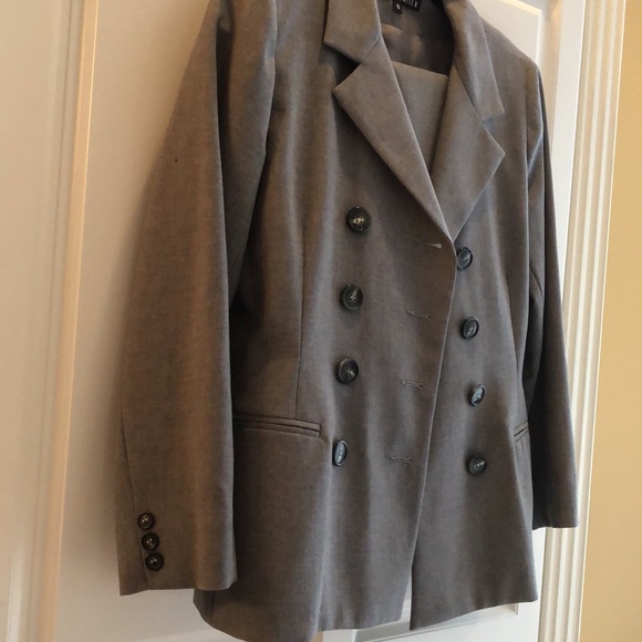 New Frontier 2-pc Double Breasted Classic lined Blazer and trousers NWOT - Picture 3 of 15